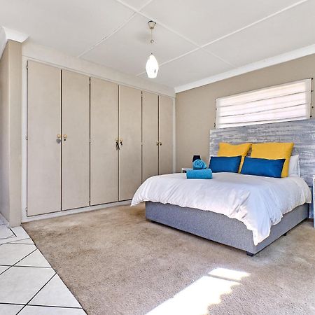 Large 1 Bedroom Cottage, 15 Min From Or Tambo Airport, With Backup Power And Water Germiston Exteriör bild