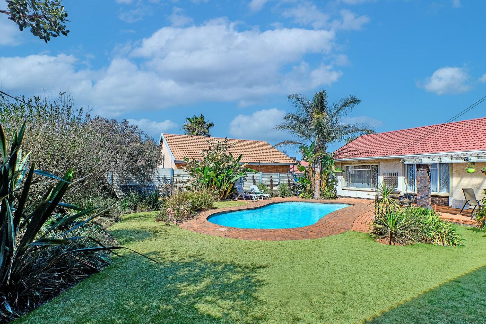 Large 1 Bedroom Cottage, 15 Min From Or Tambo Airport, With Backup Power And Water Germiston Exteriör bild