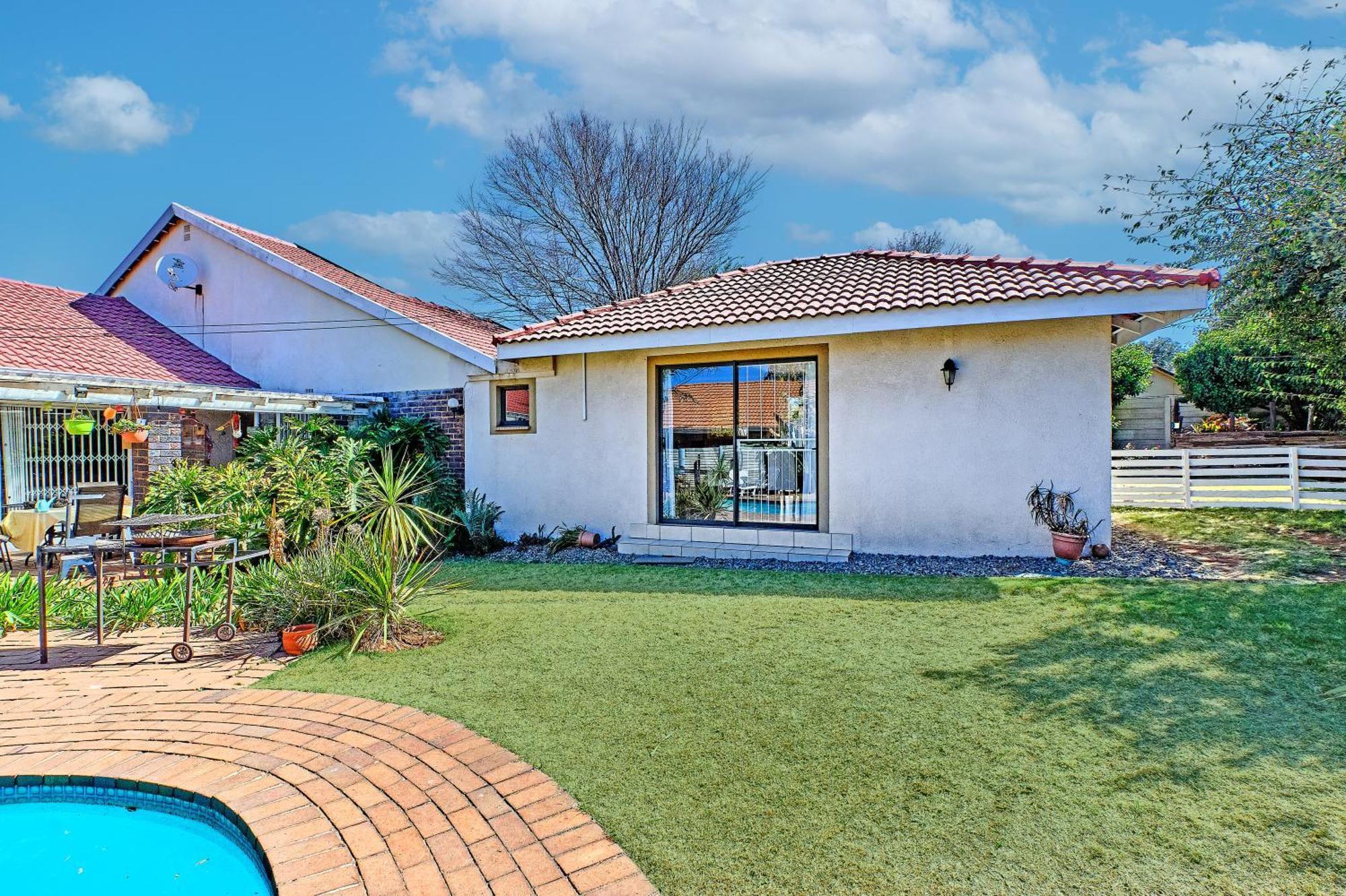 Large 1 Bedroom Cottage, 15 Min From Or Tambo Airport, With Backup Power And Water Germiston Exteriör bild